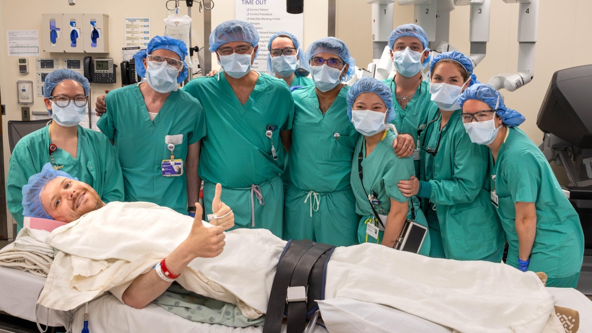 JohnNicholas avec son équipe de transplantation dans la salle d’opération.