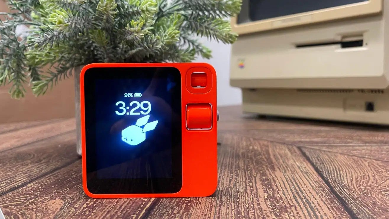La coque du Rabbit R1 a été conçue par Teenage Engineering avec un design véritablement minimaliste. Selon un groupe de hackers, la sécurité de l’appareil était tout aussi minime.
