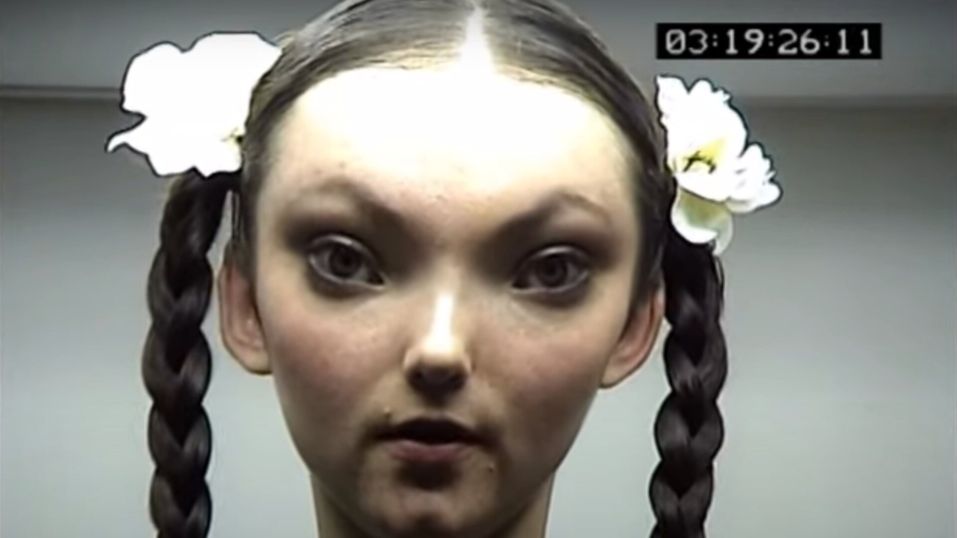 La publicité « Mental Wealth » de Sony de 1999 mettait en scène une jeune femme écossaise aux yeux décalés et ayant un penchant pour le discours énigmatique.