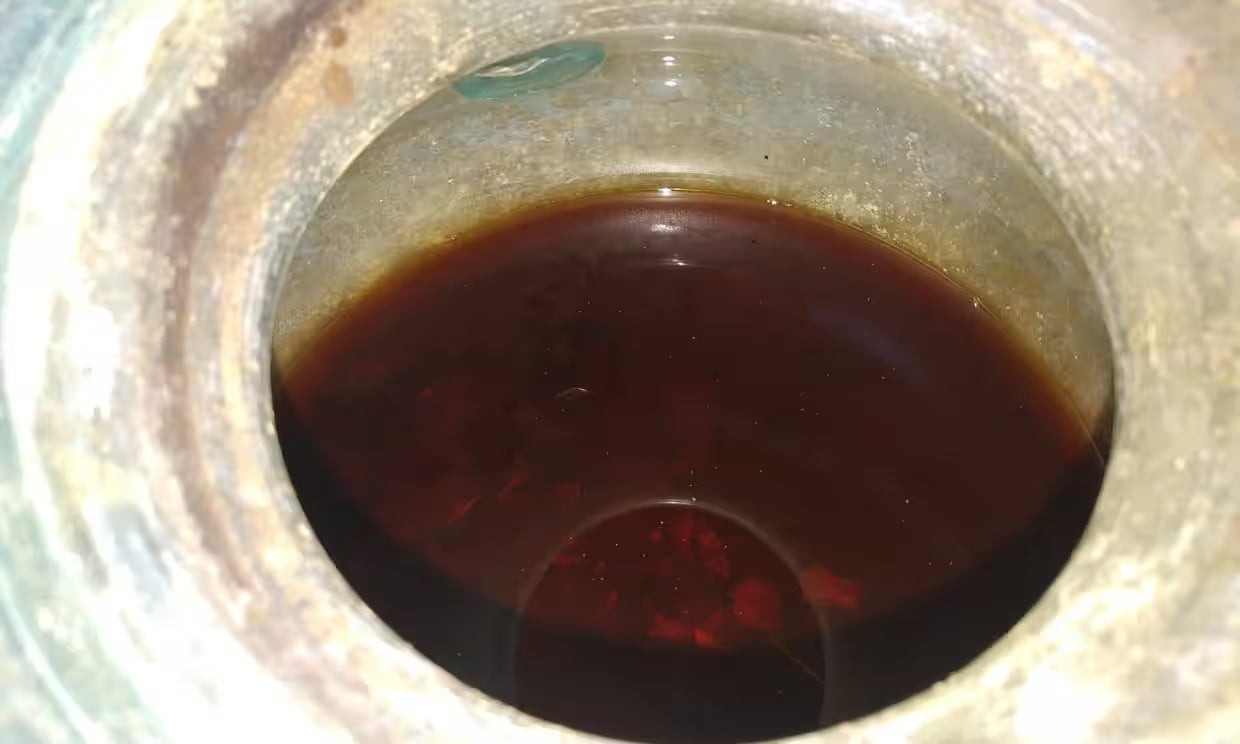 Le vin blanc, de tourné au rouge par 2 000 ans de chimie, dans une urne  funéraire.