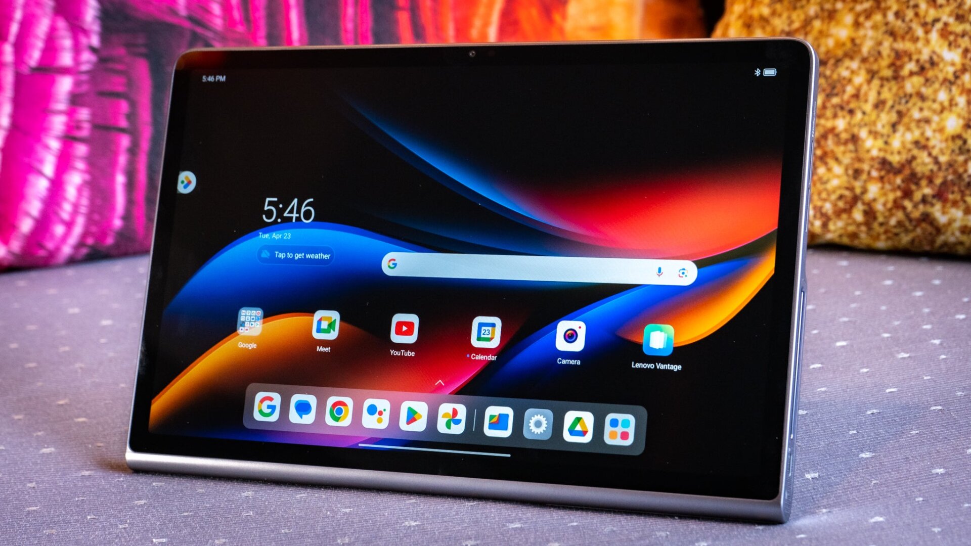 La Lenovo Tab Plus est carrément une tablette de divertissement.