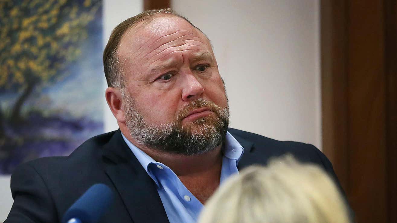 Photo d’archives d’Alex Jones témoignant à Austin, Texas en 2022.