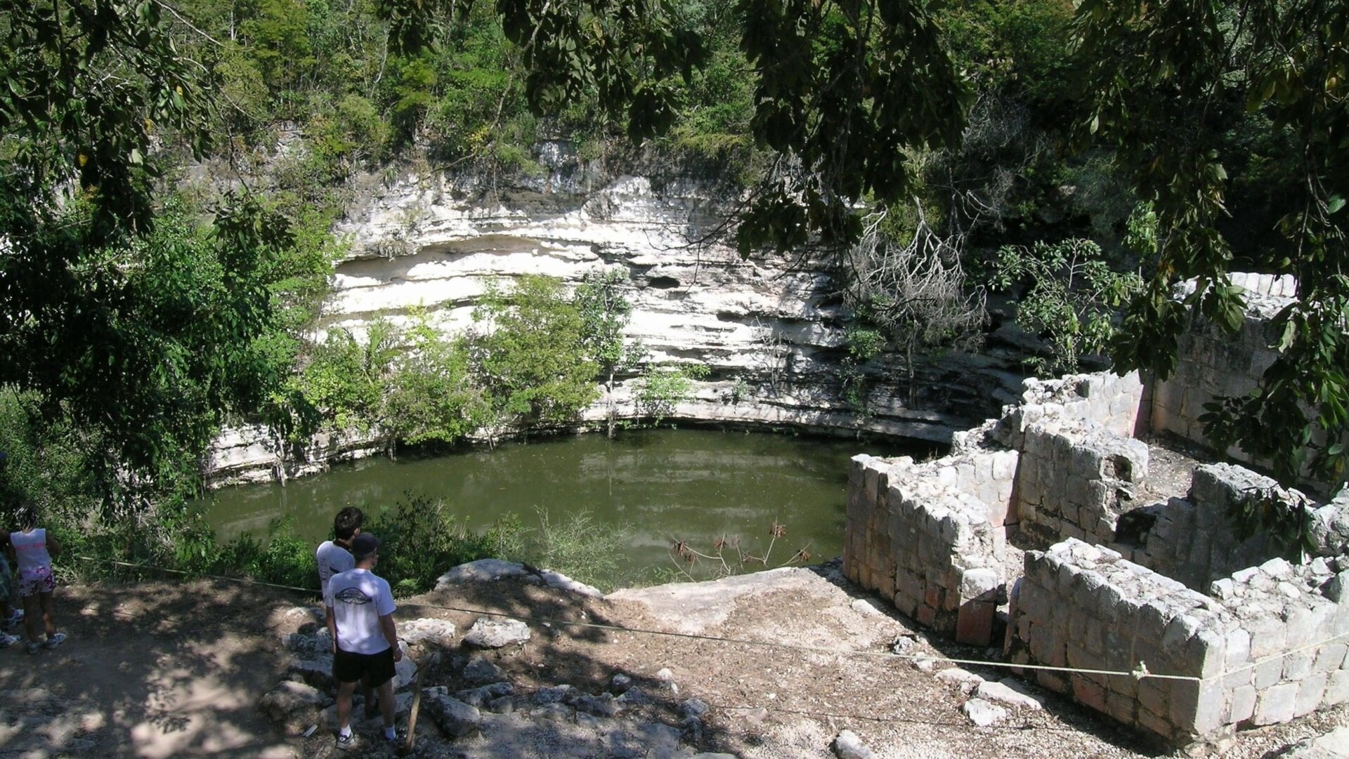 Le cénote sacré de Chichén Itzá.