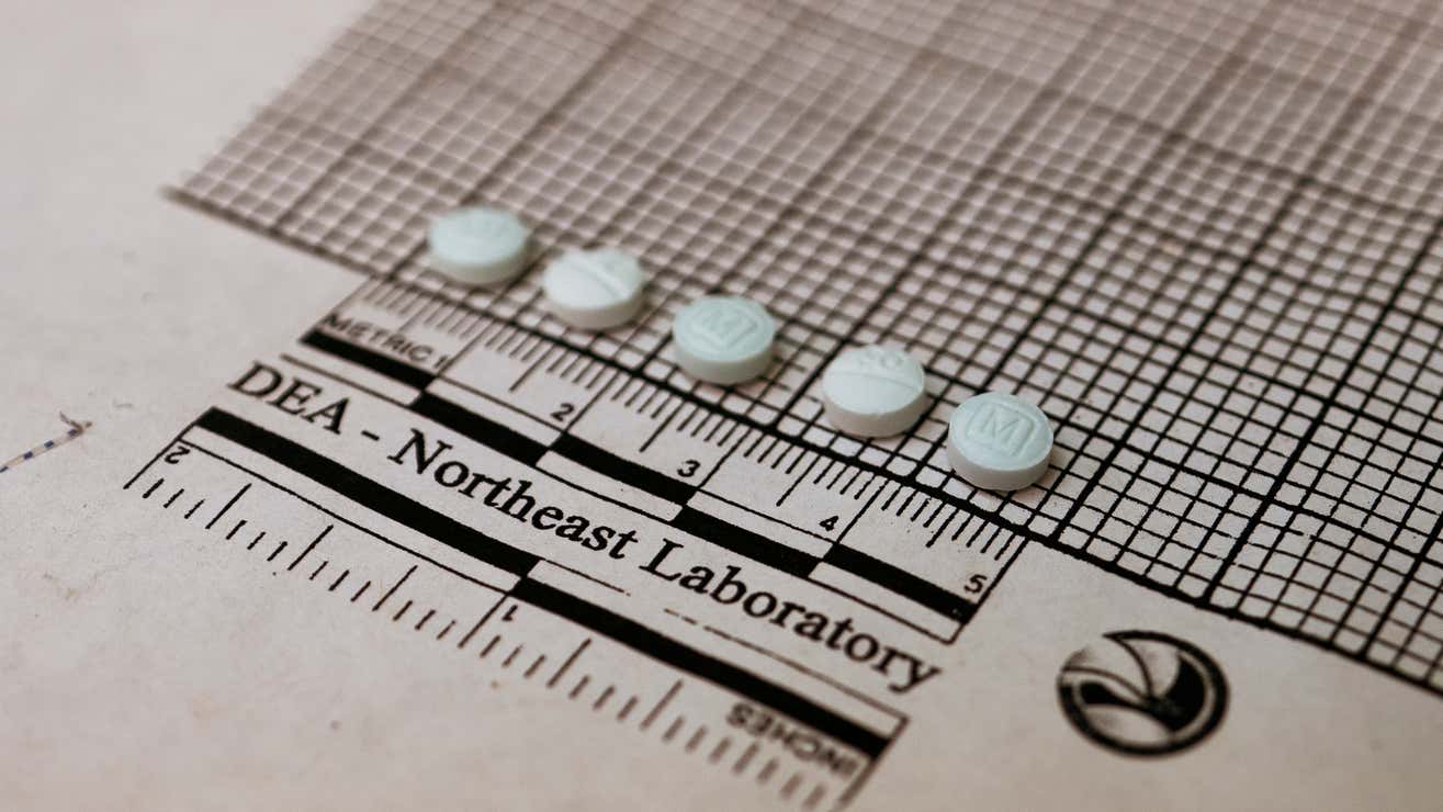 Photo d’archives de comprimés soupçonnés d’être du fentanyl en cours d’examen au laboratoire régional du nord-est de la DEA à New York en 2019.