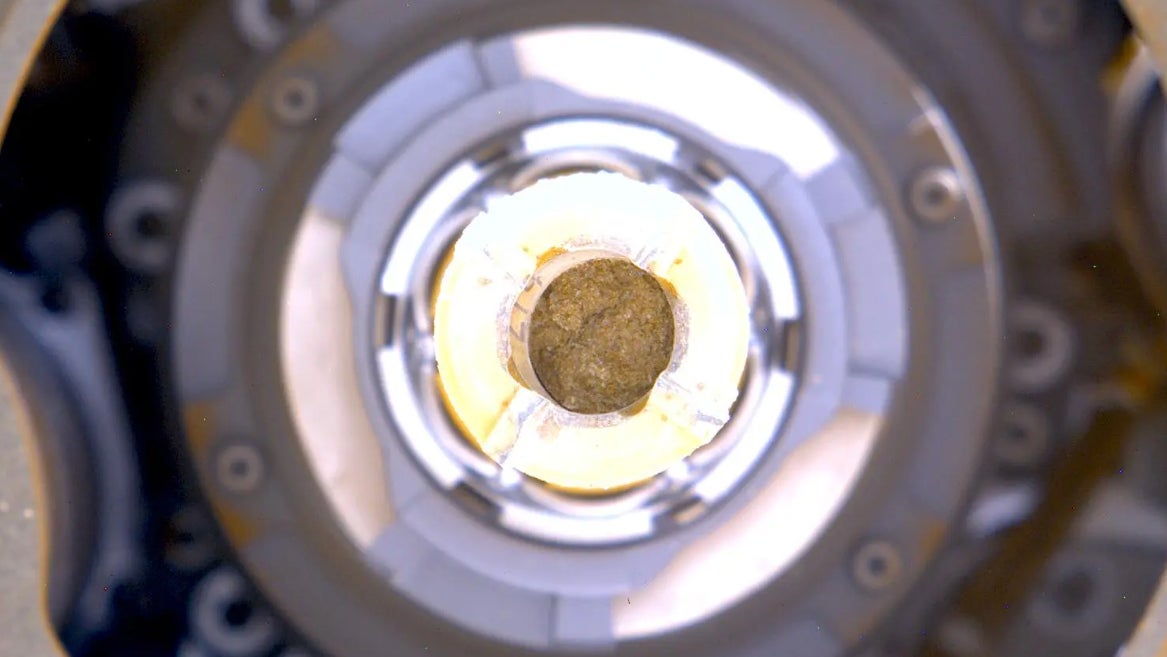 Un noyau de roche dans un tube à échantillon, avec une atmosphère martienne dans son « espace libre ».