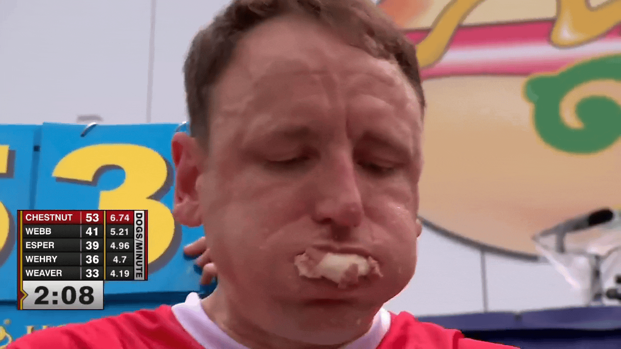 Joey Chestnut lors de sa victoire au concours de manger de hot dogs de Nathan en 2023