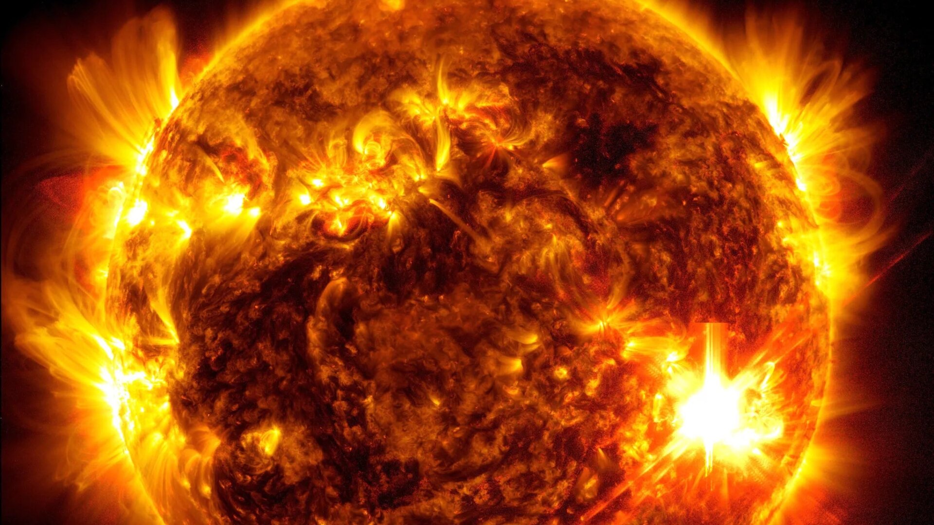 L’Observatoire de la dynamique solaire (SDO) de la NASA a capturé cette image d’une éruption solaire X5.8 culminant à 21 h 23 HE le 10 mai 2024. . C’est le flash lumineux en bas à droite du Soleil.