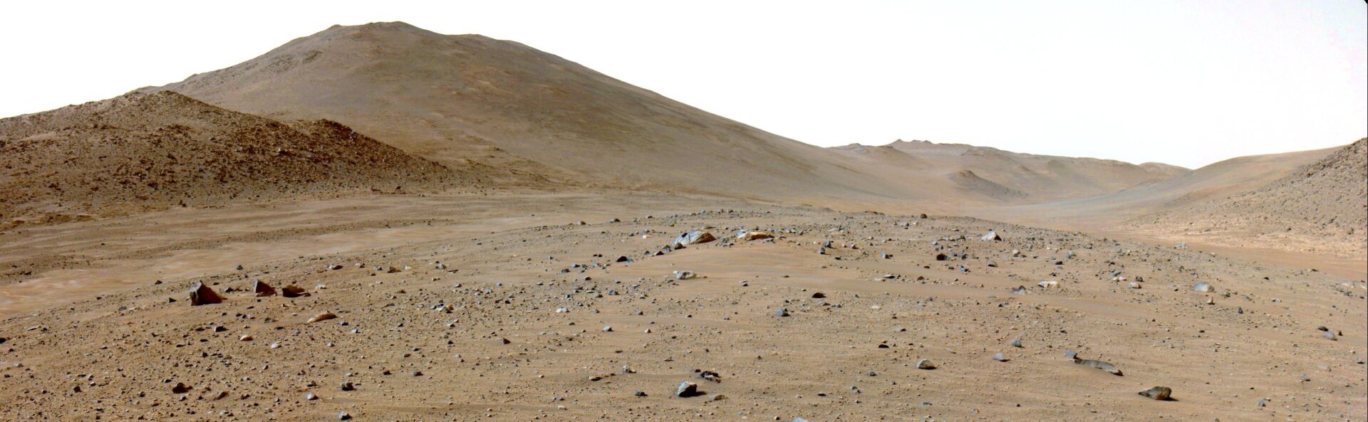 Le rover Perseverance de la NASA se déplaçait dans l’ancien canal de la rivière Neretva Vallis lorsqu’il a capturé cette vue de Bright Angel, la zone aux tons clairs. au loin, à droite, avec l’une de ses caméras de navigation, le 6 juin.