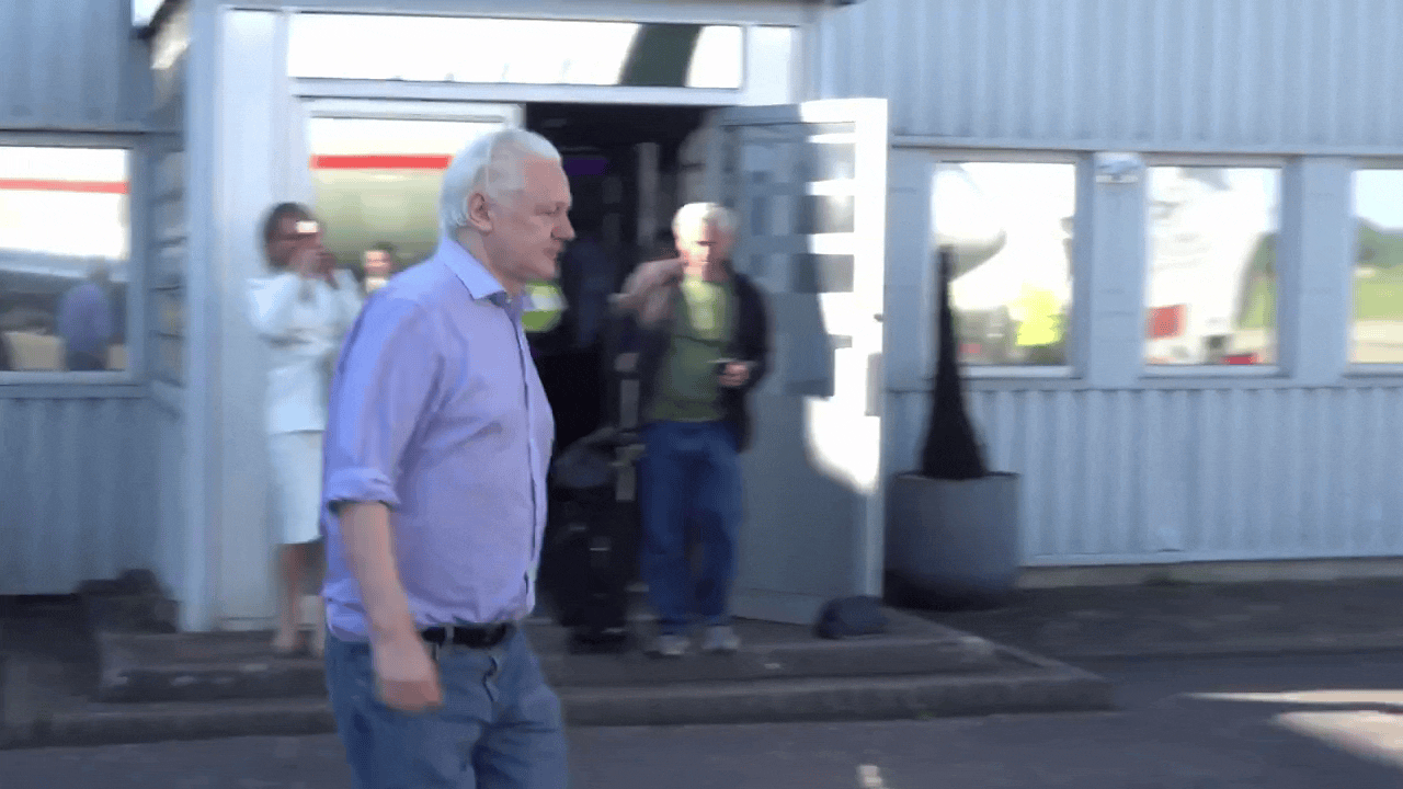 Julian Assange apparaît dans une vidéo diffusée par WikiLeaks qui lemontre quittant le Royaume-Uni en avion lundi.