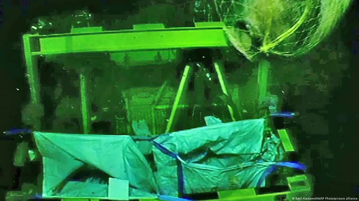 Un bocal (en haut à droite) en cours de récupération sur le site de l’épave par un ROV.