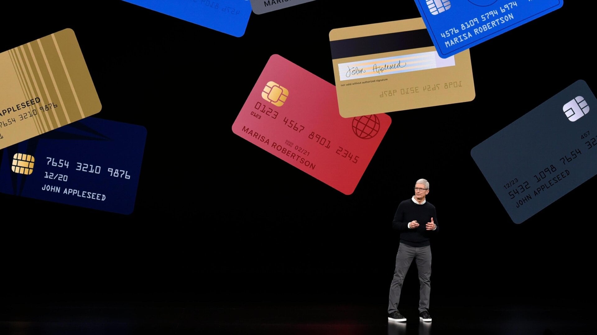 Tim Cook présente l’initiative bancaire d’Apple sur scène.
