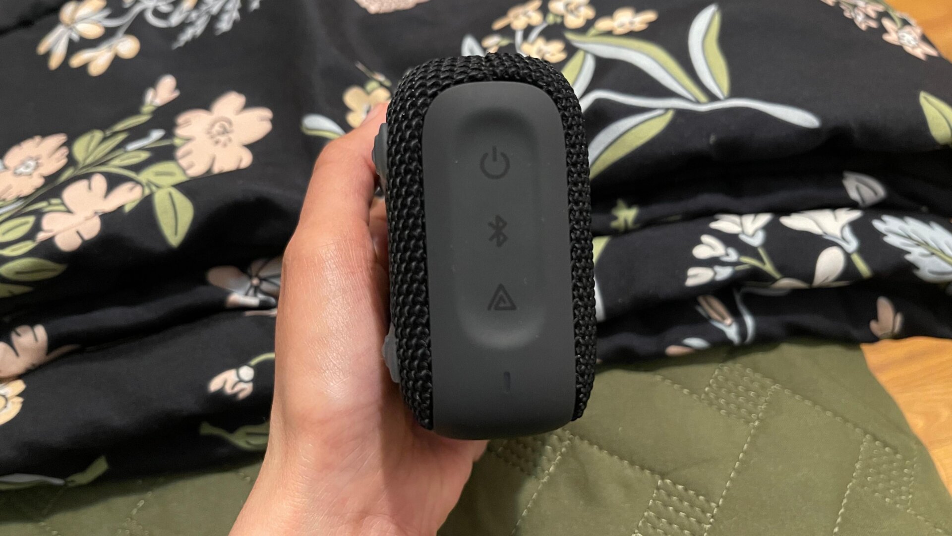 Le bouton triangulaire en spirale est destiné à la connexion Auracast.