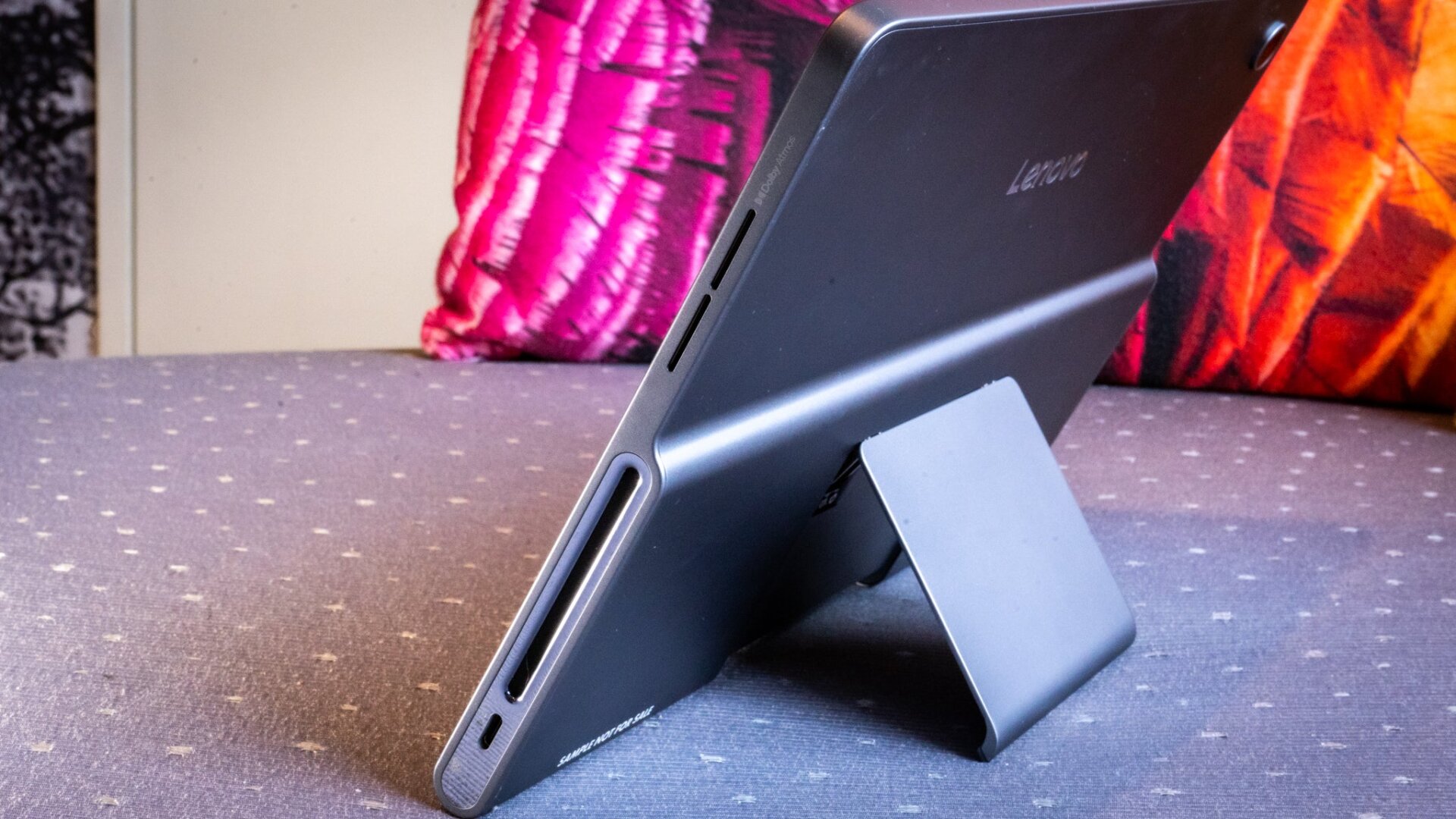 Vous pouvez voir les haut-parleurs de la Lenovo Tab Plus tenter de sortir du châssis. 