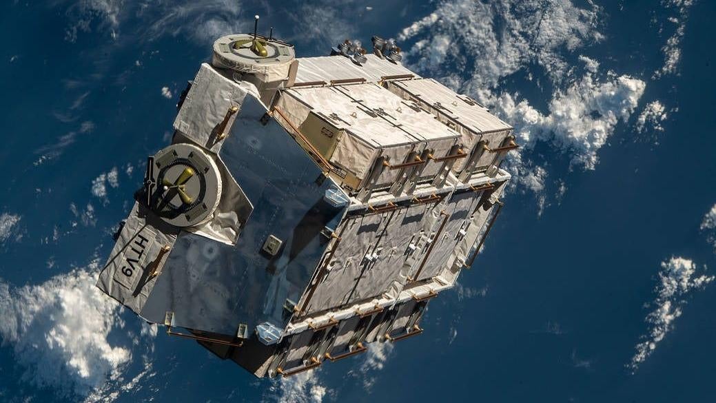 La palette remplie de vieilles batteries nickel-hydrogène, photographiée peu de temps après avoir été lâchées par le bras robotique Canadarm2.