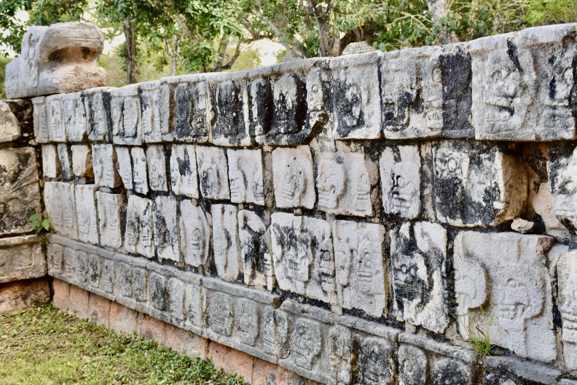 Une partie du porte-crânes reconstruit de Chichén Itzá (notez les crânes).