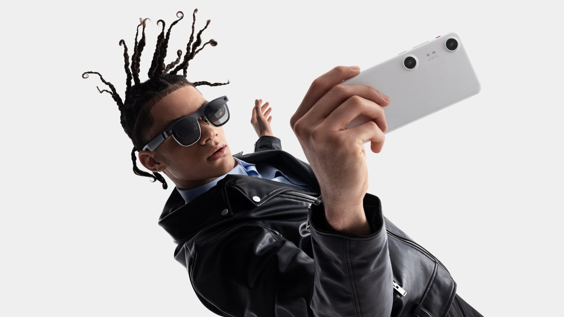 Croyez-le ou non, c’est le genre de personne que nous imaginons se promener avec une paire de lunettes AR et un appareil qui n’est pas un téléphone.  pour le streaming AR.