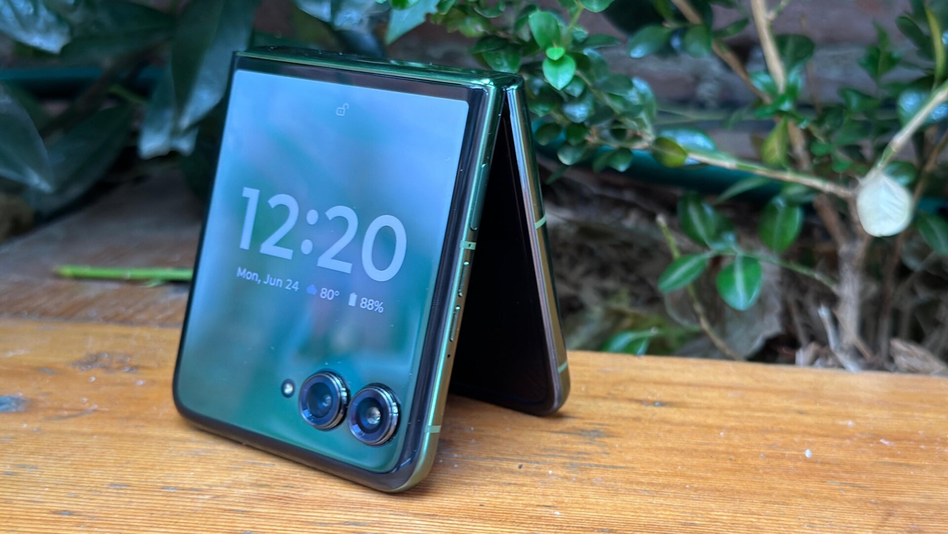 Le Razr+ pousse l’écran jusqu’aux bords.