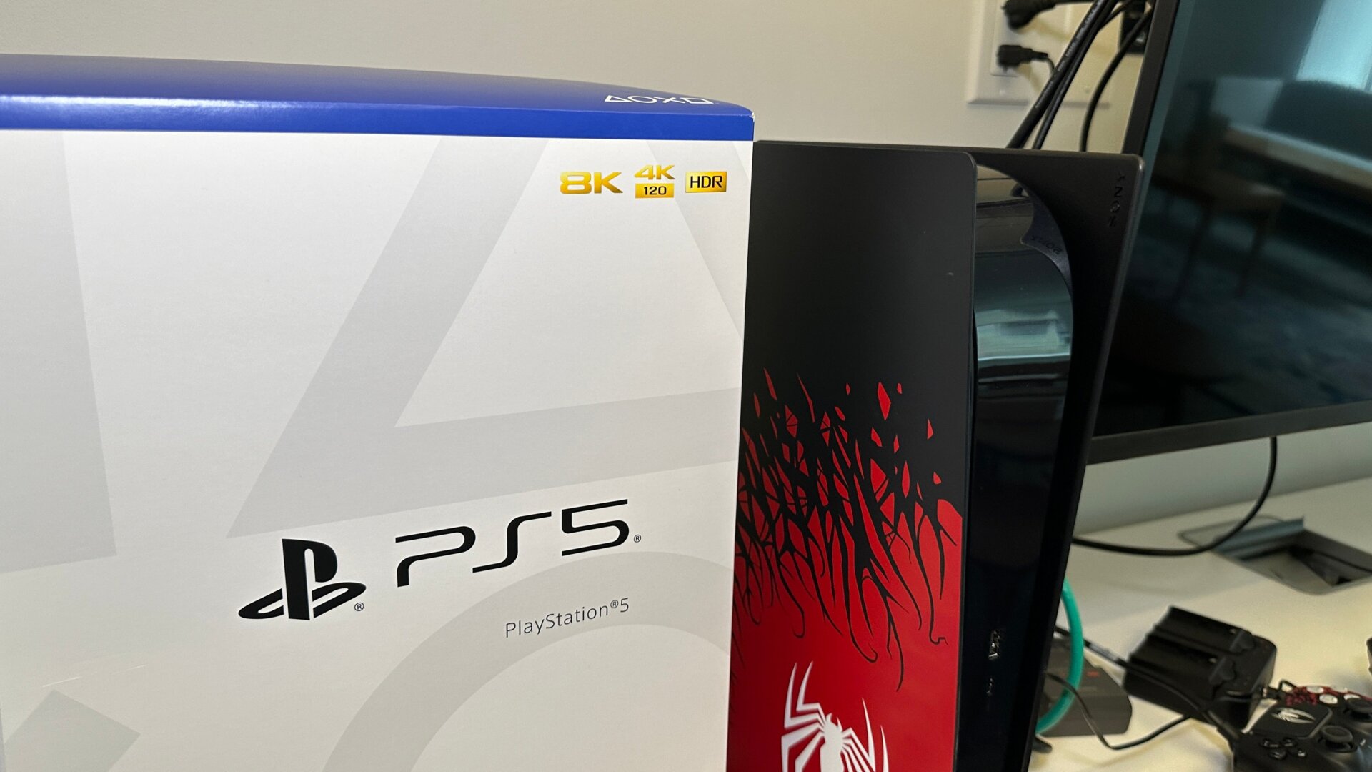 Toute nouvelle boîte pour la PS5 n’a plus le logo 8K. Il n’aurait vraiment jamais dû être là en premier lieu.