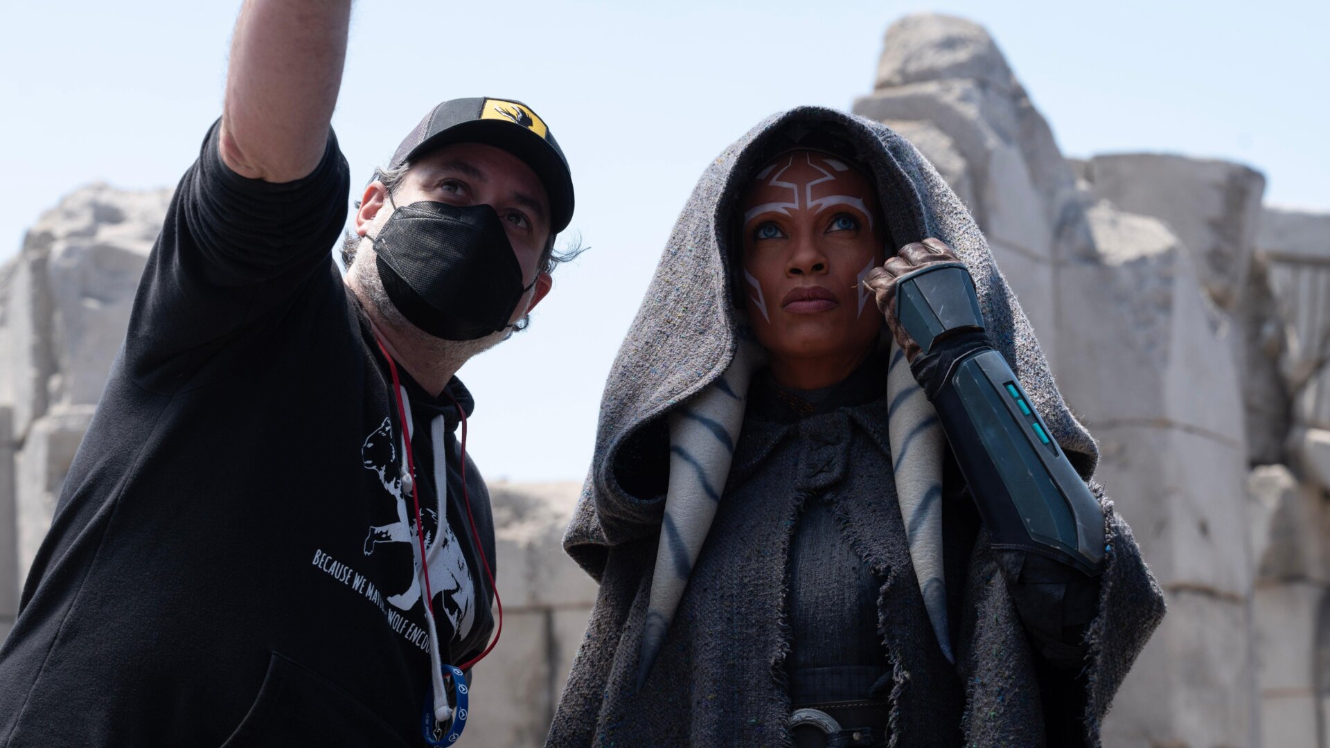 Dave Filoni et Rosario Dawson sur le tournage de la série Disney+ Star Wars : Ahsoka.
