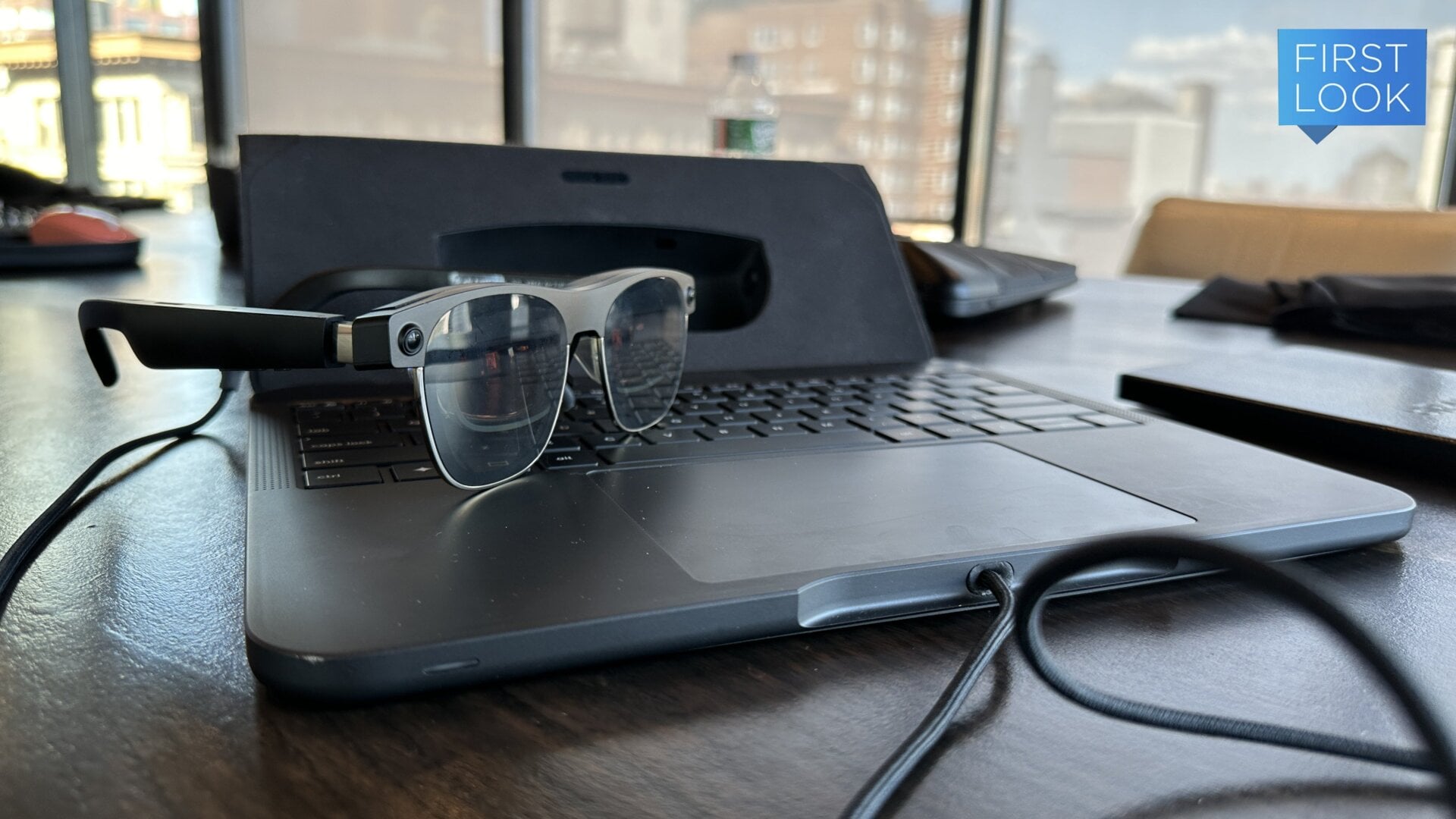 L’ordinateur portable Spacetop G1 comprend une découpe pour les lunettes AR, bien qu’il soit suffisamment grand pour contenir également tout le cordon en dessous.