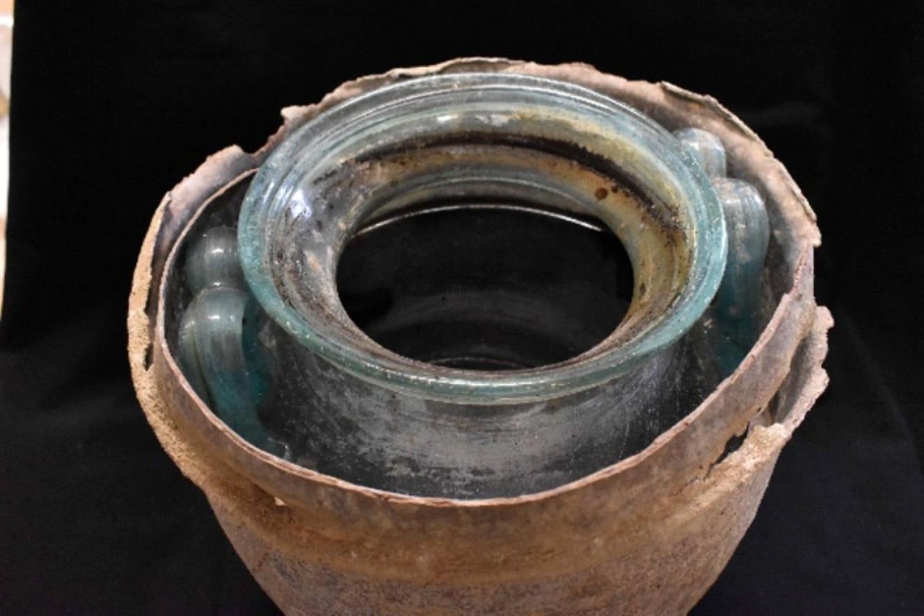 Le sommet du bocal en verre qui contenait du vin liquide ancien.