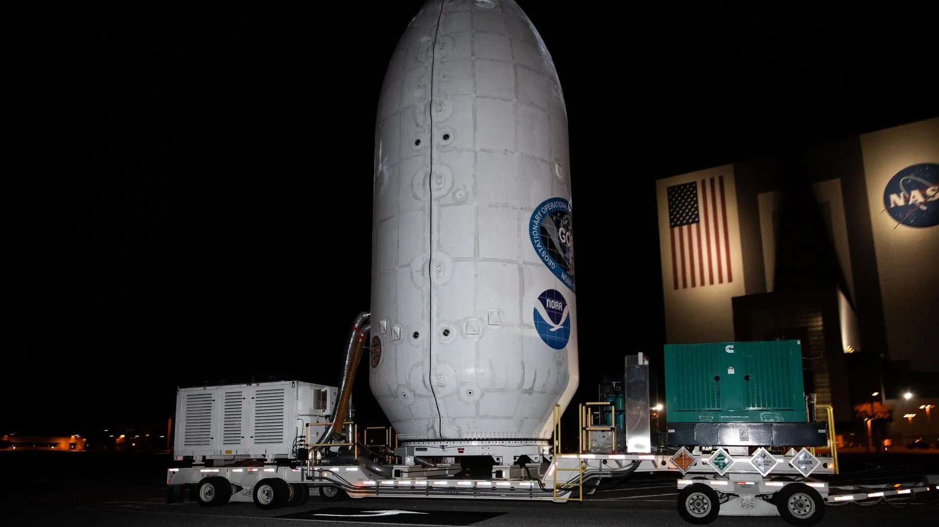 Le satellite GOES-U est transporté de l’installation d’opérations spatiales d’Astrotech au hangar SpaceX au complexe de lancement 39A au Centre  spatial Kennedy de la NASA  en Floride.