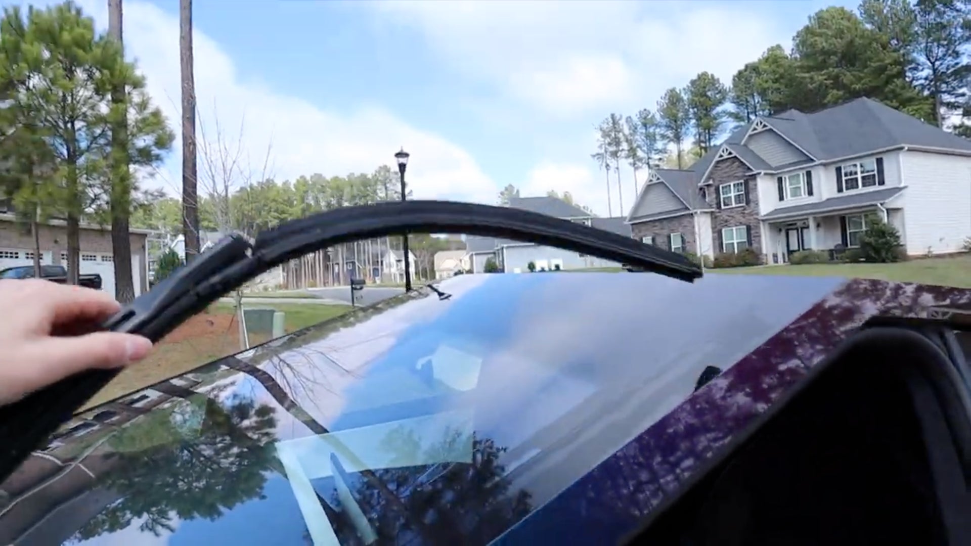 Un propriétaire de Cybertruck fait une démonstration de l’essuie-glace « robuste et mou » sur son véhicule.