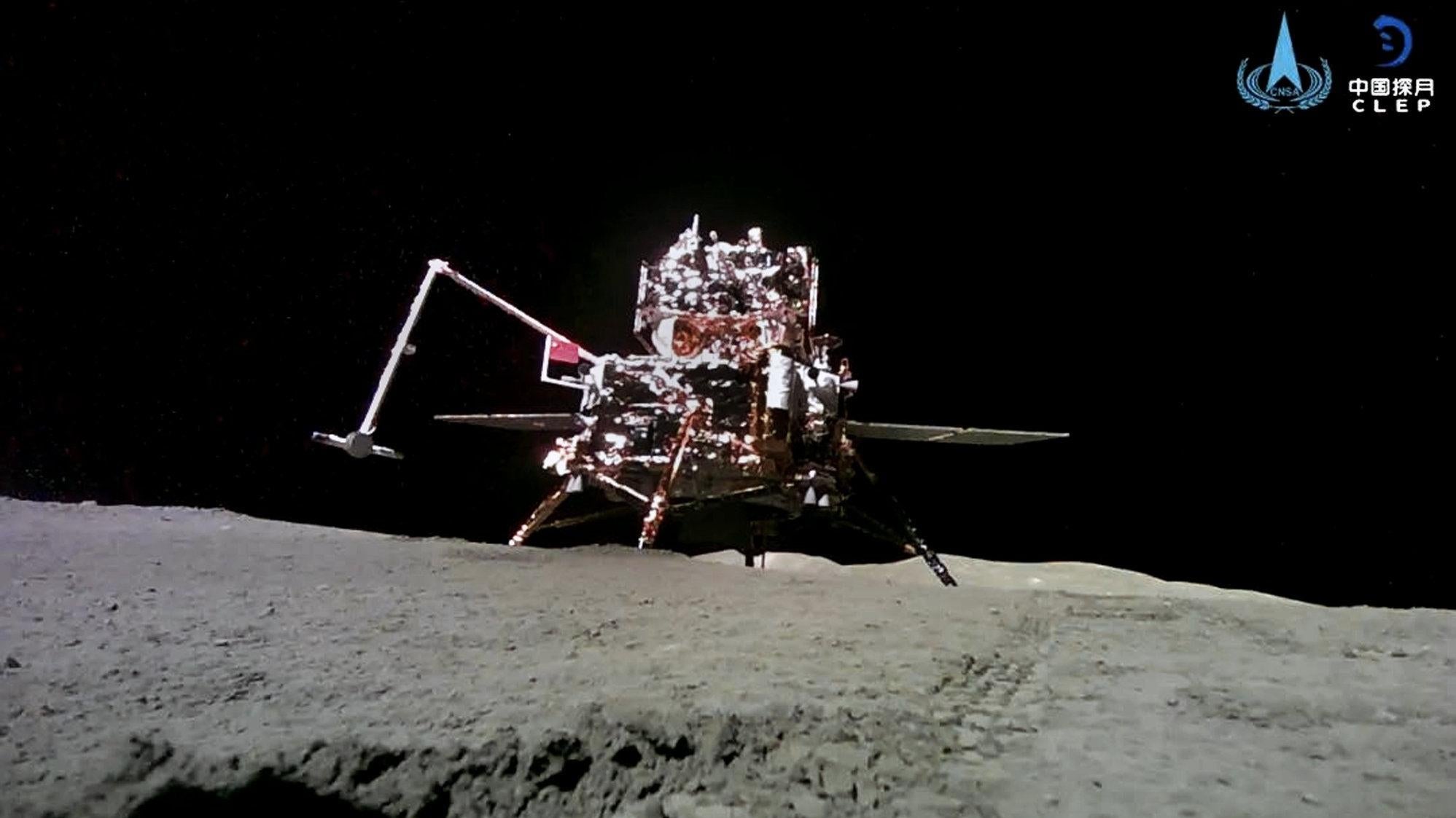 L’atterrisseur Chang’e6 sur la surface lunaire.