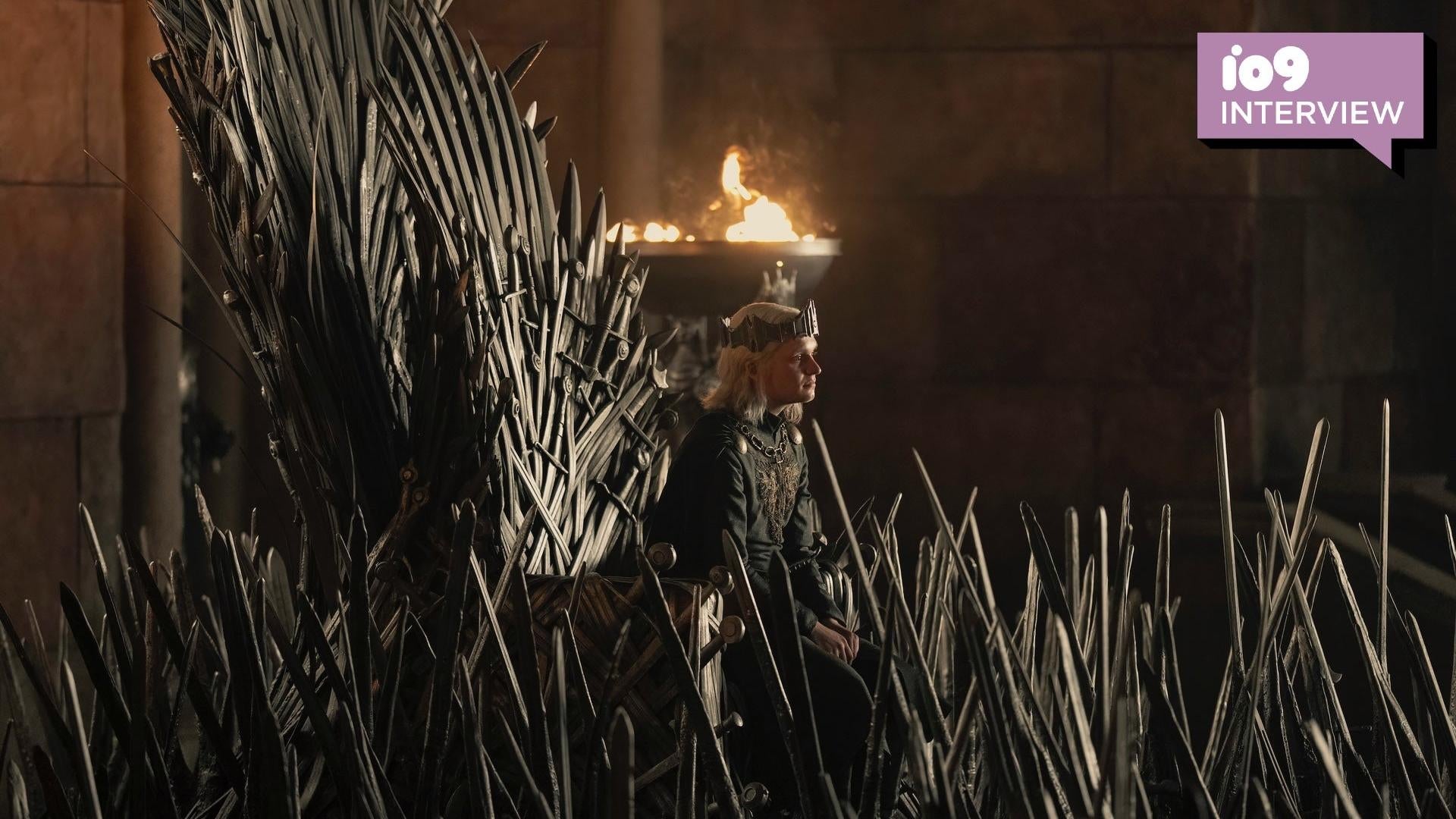 Le roi Aegon II (Tom Glynn-Carney) est assis au sommet du trône de fer dans la deuxième saison de Maison du Dragon.