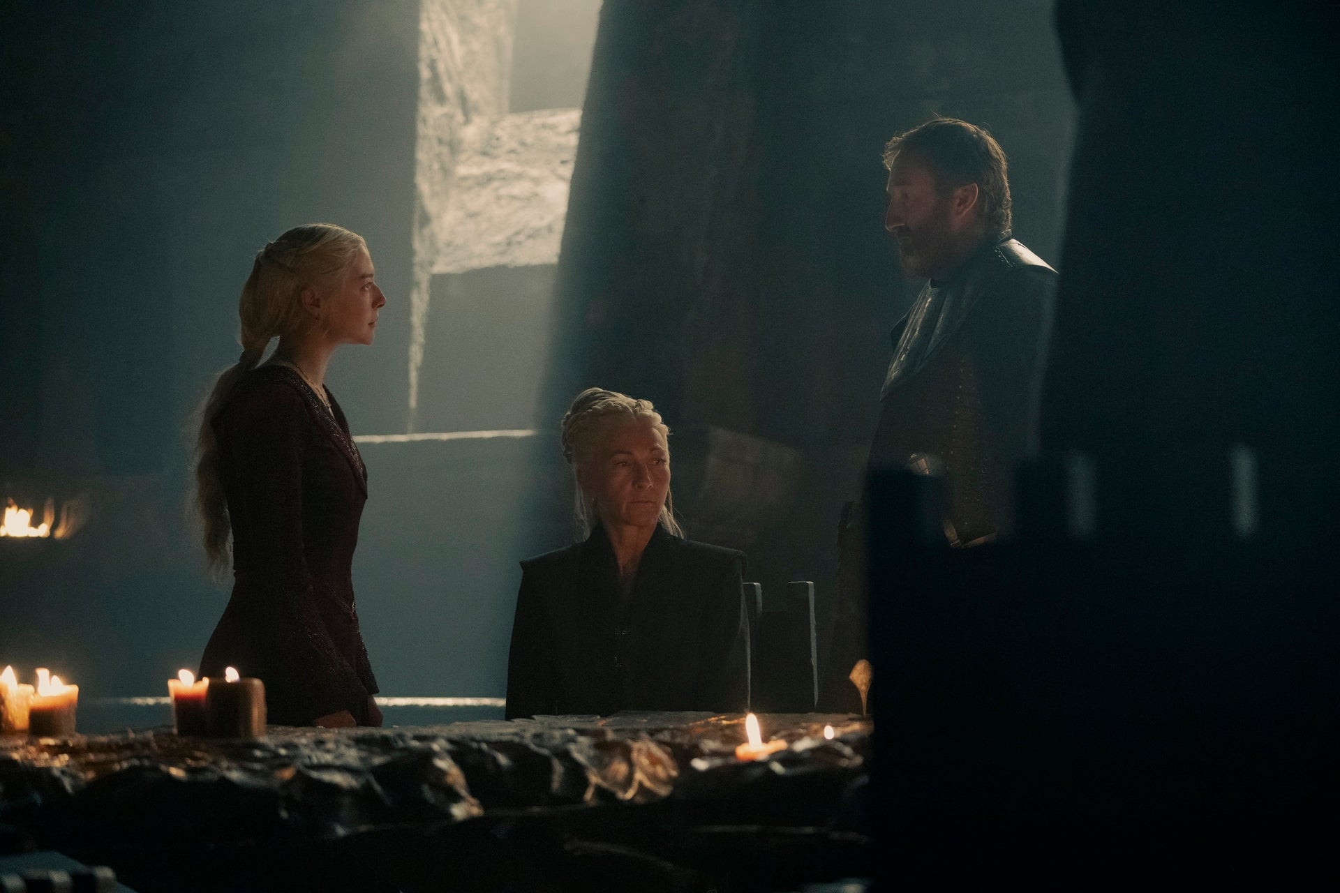 Rhaenys (Eve Best) prend siège pendant la réunion du petit conseil de Rhaenyra.