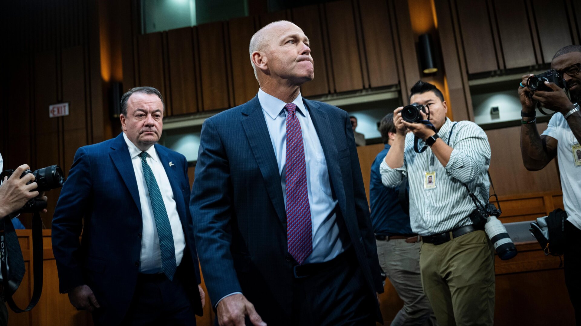 Le PDG de Boeing Dave Calhoun, au centre, arrive pour une audience du Sénat sur la sécurité intérieure et des affaires gouvernementales du Sous-comité permanent sur les enquêtes à Washington, DC  le  18 juin 2024.