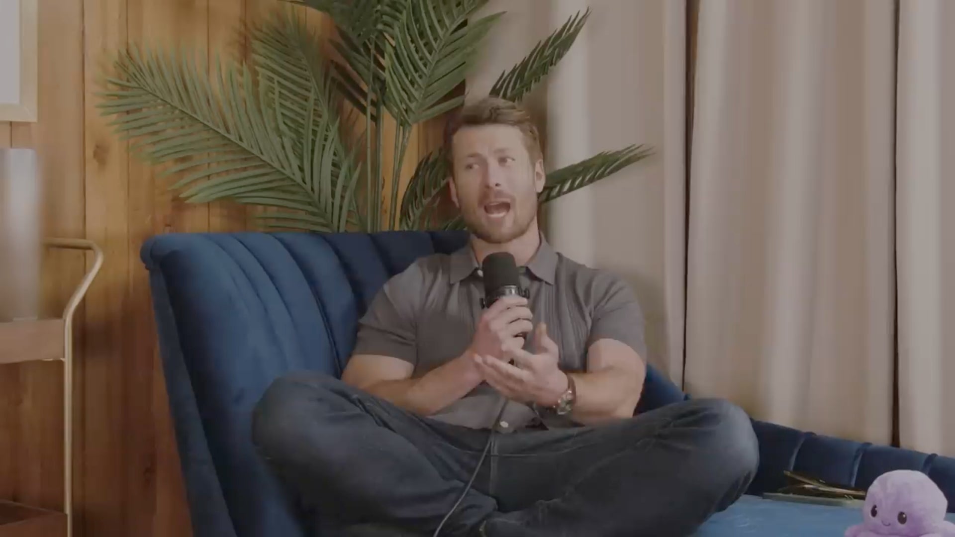L’acteur Glen Powell apparaît sur le podcast Therapuss avec Jake Shane le 22 mai 2024.