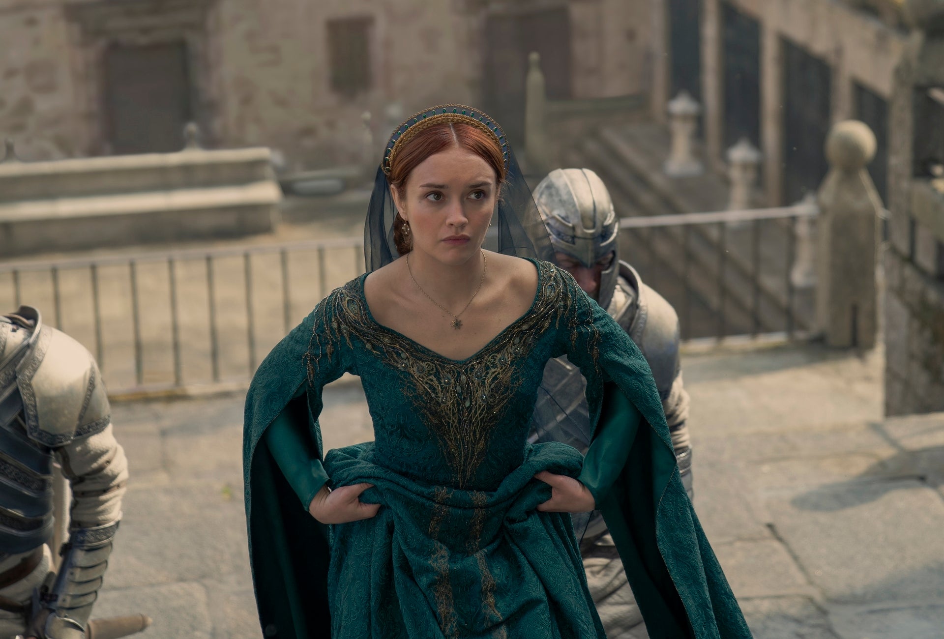 Alicent (Olivia Cooke), une gentile dame qui va à l’église.