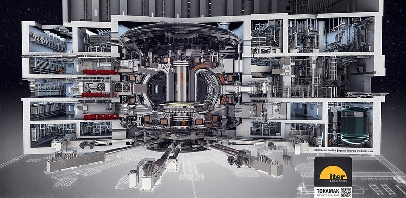 Une maquette du tokamak ITER et de ses systèmes intégrés.