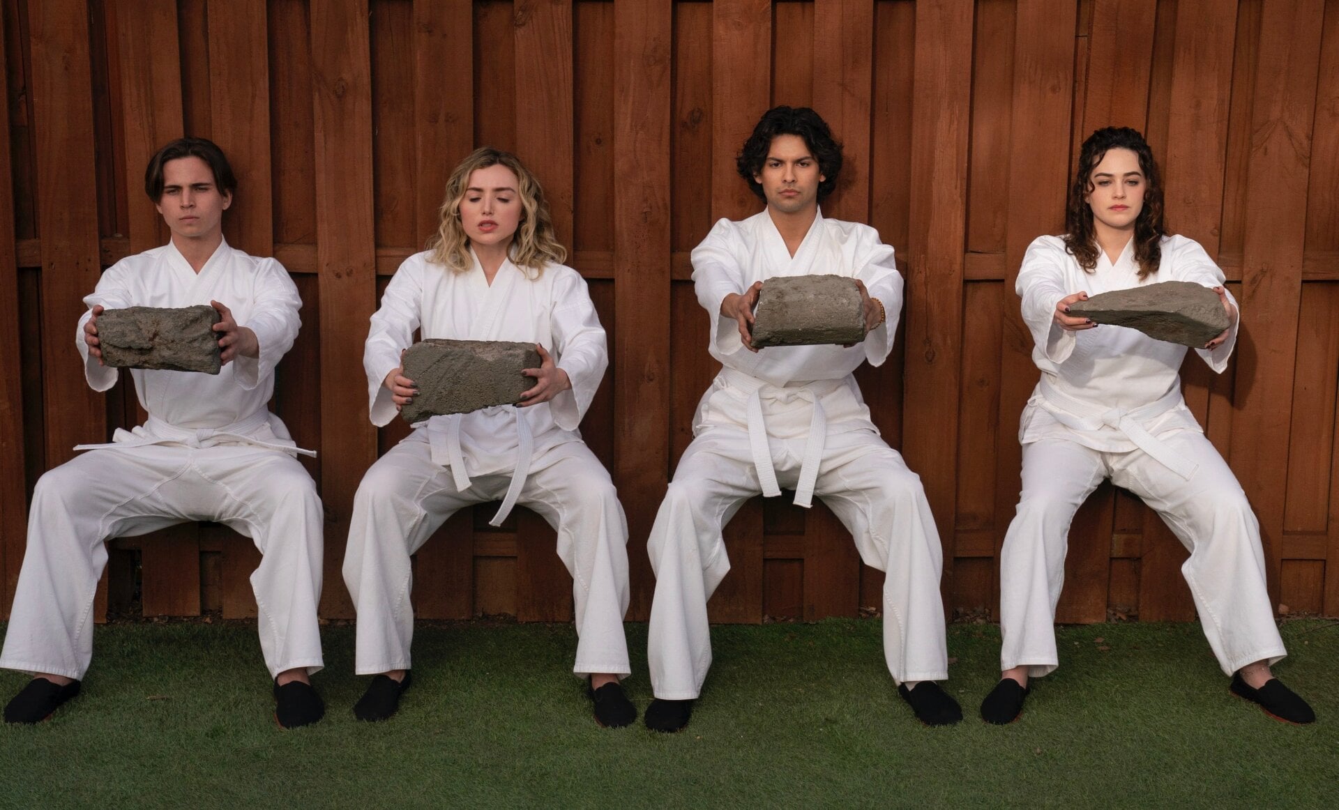 Les quatre étoiles de CobraKai rivaliser les uns contre les autres.