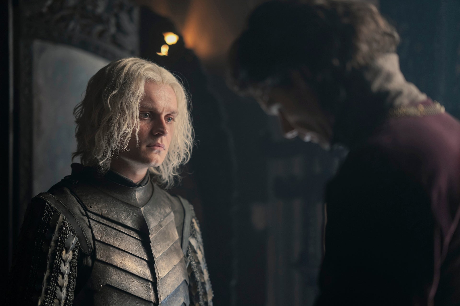 Le roi Aegon II (Tom Glynn-Carney) est le soulagement comique jusqu’à présent cette saison, d’une manière vraiment horrible cependant.